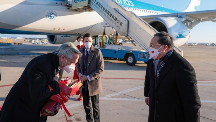 Gira presidencial: Alberto llegó a China para reunirse con Xi Jinping y participar de la apertura de los JJOO
