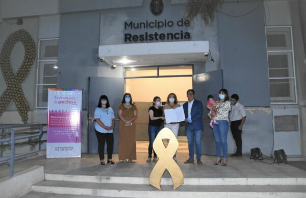 Iluminando de amarillo la fachada del edificio, el Municipio de Resistencia conmemoró el Día Internacional de Lucha Contra el Cáncer Infantil