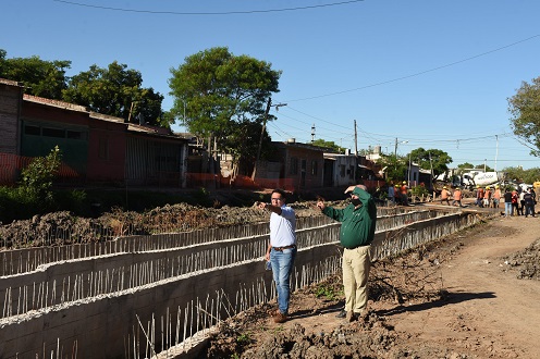 Gustavo Martínez recorrió la obra del conducto troncal de desagües pluviales de la calle Duvivier, que beneficiará a gran parte de la cuenca de Villa Libertad 2