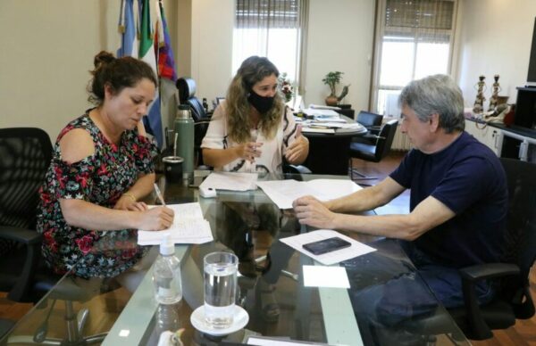 Marta Soneira firmó convenios con los intendentes de Taco Pozo y Puerto Bermejo 2