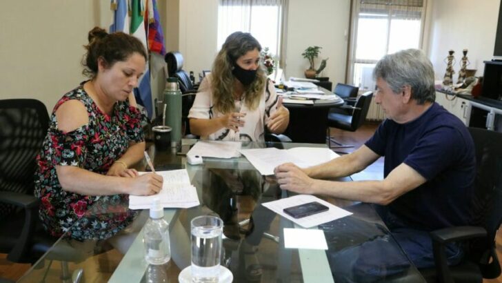Marta Soneira firmó convenios con los intendentes de Taco Pozo y Puerto Bermejo