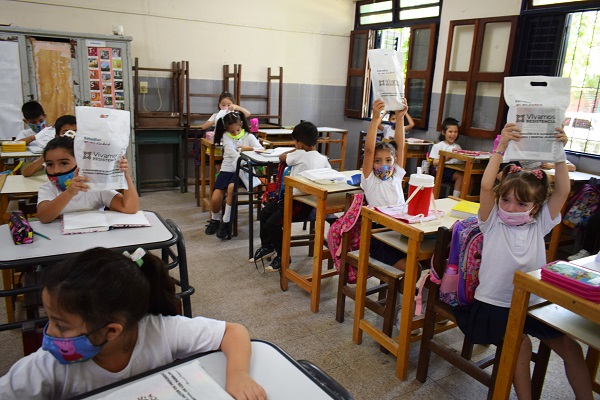 Resistencia entregó útiles escolares a los alumnos de la escuela N° 423 “Yebrail Matta”