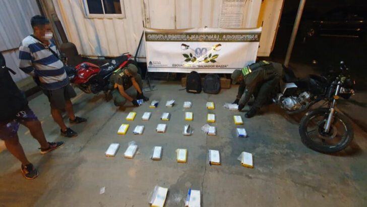 Salta: Gendarmería decomisó más de 27 kilos de cocaína descartada por 2 motociclistas