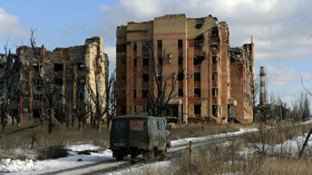Ucrania “contrataca” y bombardea una ciudad rusoparlante matando a 23 personas civiles
