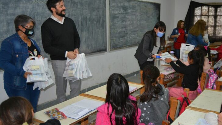 Continúa la entrega de kits escolares; ahora a los alumnos y alumnas de la EGS del barrio Mate Cosido