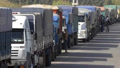 El Gobierno abrió una instancia de diálogo y logró que este lunes no haya paro de transportistas en la provincia