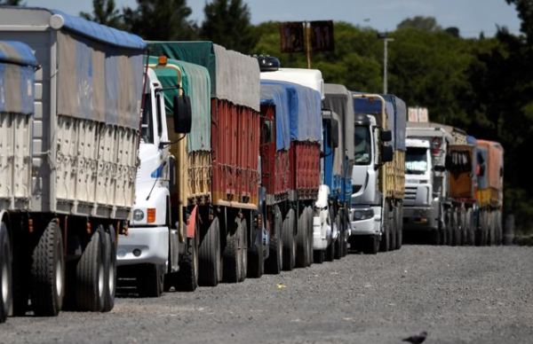 El Gobierno abrió una instancia de diálogo y logró que este lunes no haya paro de transportistas en la provincia 2