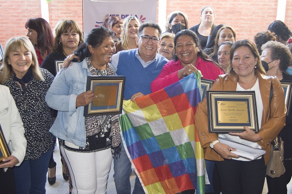 Gustavo Martínez agasajó a 40 mujeres en el barrio Toba por su tarea social