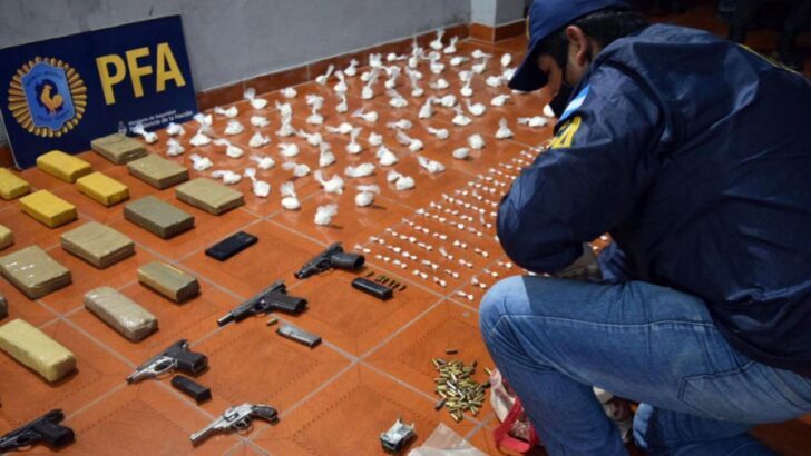 La PFA realizó 26 allanamientos y secuestró cocaína, marihuana, armas de fuego y municiones