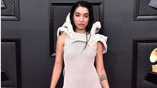 Premios Grammy 2022: María Becerra lució telas 100% algodón de la cooperativa chaqueña Inimbó