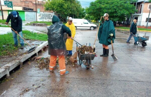 Resistencia continúa la limpieza de desagües en distintos sectores de la ciudad luego de las intensas lluvias 1