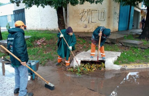 Resistencia continúa la limpieza de desagües en distintos sectores de la ciudad luego de las intensas lluvias
