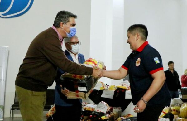En Sáenz Peña, el Gobierno entregó equipos de protección y mochilas forestales a bomberos voluntarios 2
