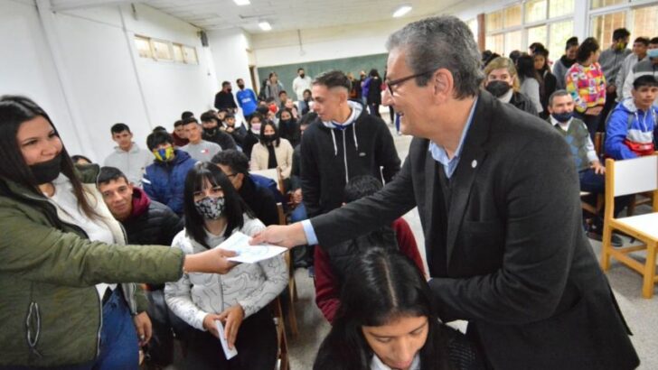 Estudiantes de primaria y secundaria prometen lealtad a las constituciones Nacional y Provincial