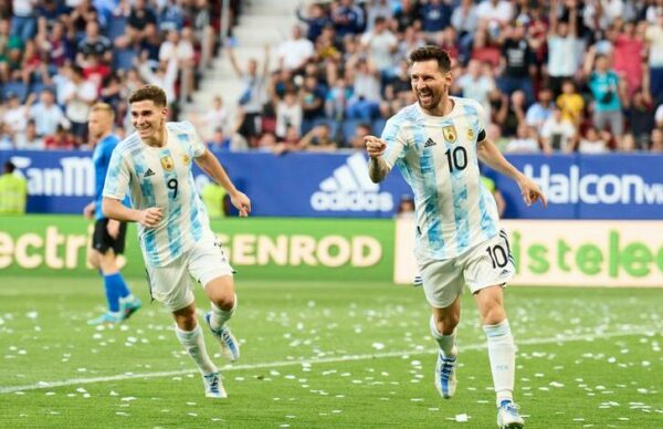 Argentina aplastó a Estonia con 5 goles de Messi 1