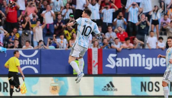 Argentina aplastó a Estonia con 5 goles de Messi 3