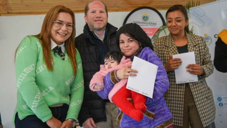 Barranqueras: Juan Manuel Chapo y Magda Ayala entregaron 87 nuevos DNI gratuitos