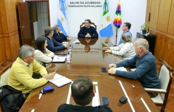 Descentralización de municipios: Capitanich se reunió con intendentes y diputados provinciales de la UCR