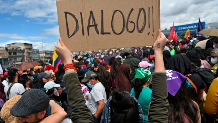 Ecuador: indígenas y Gobierno lograron un acuerdo que pone “fin” al paro y los cortes de ruta