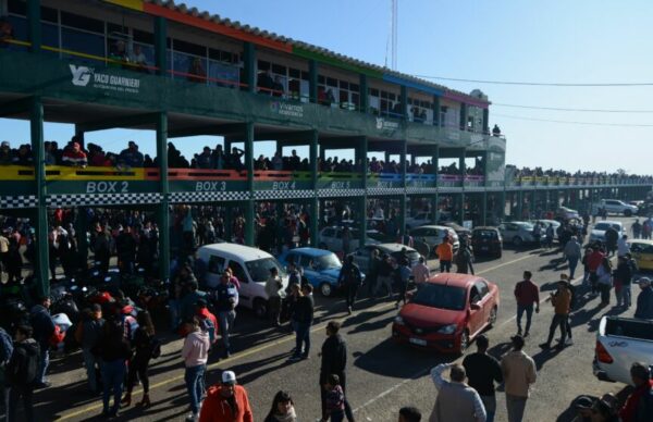 En el autódromo Yaco Guarnieri, más de 30 mil personas disfrutaron de las carreras cortas de cuatriciclos, autos y camionetas 3