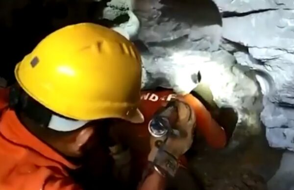 India: niño fue rescatado, sano y salvo tras caer en un pozo de 24 metros de profundidad