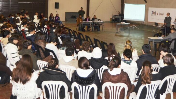 Junto a alumnos del Colegio San Roque, el Municipio capitalino inició el programa “Yo Jurado”