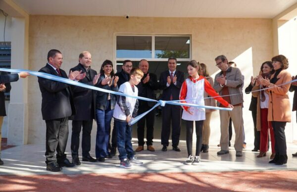 La Clotilde: Capitanich inauguró 13 cuadras de pavimento, refacción de la escuela Nº219 y la ampliación del registro civil. 