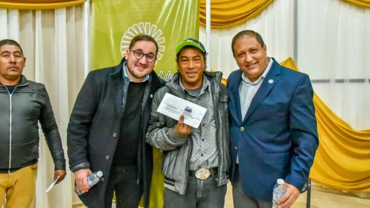 Pampa del Indio: Pérez Pons recorrió distintas obras de infraestructura y entregó tarjetas Tuya Ipduv