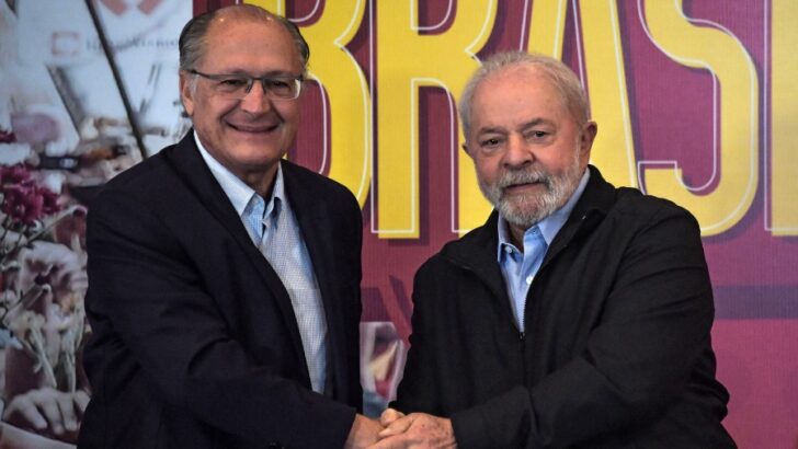 Brasil: mientras Bolsonaro debe justificar sus críticas al sistema electoral, Lula formaliza su candidatura