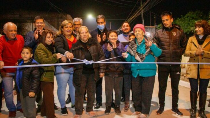Capitanich inauguró cinco cuadras de pavimento en el barrio Villa San Juan