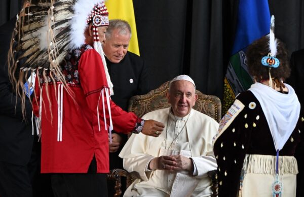 Francisco pidió "perdón" a los pueblos indígenas de Canadá 1
