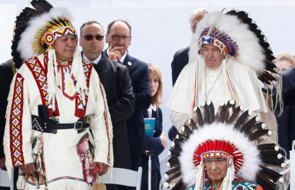Francisco pidió "perdón" a los pueblos indígenas de Canadá 3