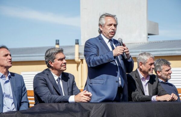Capitanich y Alberto entregaron 100 viviendas, anunciaron otras 47, obras en la ruta 13 y subsidio energético diferencial 1