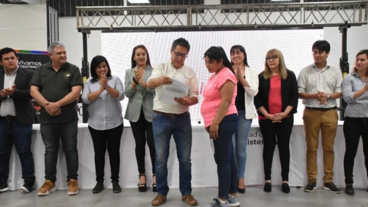 Gustavo Martínez entregó resoluciones de registro para instituciones sociales y reconoció el compromiso y la contención en los barrios