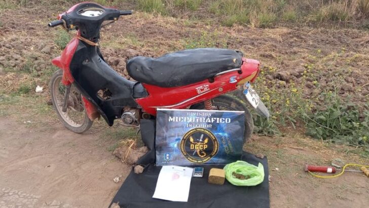 Avia Terai: huyeron del control y abandonaron su motocicleta con 408 gramos de marihuana