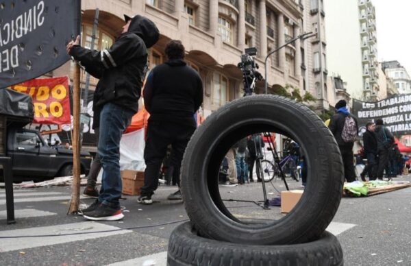 Conflicto de neumáticos: si no se destraba, el Gobierno habilitará la importación