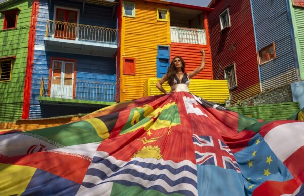 Contra los países que criminalizan a personas LGBTIQ, Flor de la V modeló un vestido con sus banderas 1