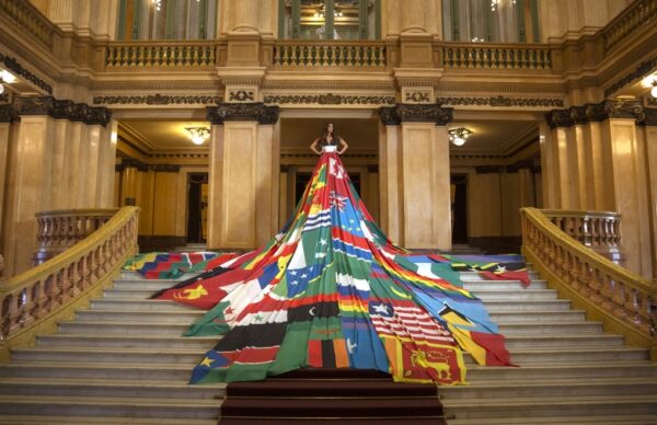 Contra los países que criminalizan a personas LGBTIQ, Flor de la V modeló un vestido con sus banderas