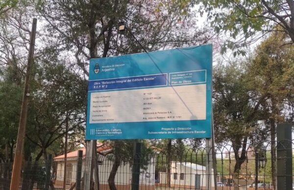Escuela n°2 “Raúl B. Díaz”: de Patrimonio Histórico del Chaco a estacionamiento privado de empleados del Ministerio de Educación