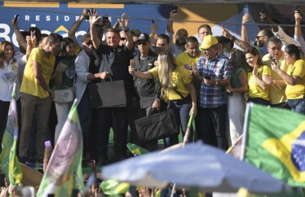 Brasil: Bolsonaro pidió sumar votos en el cierre de su campaña 2