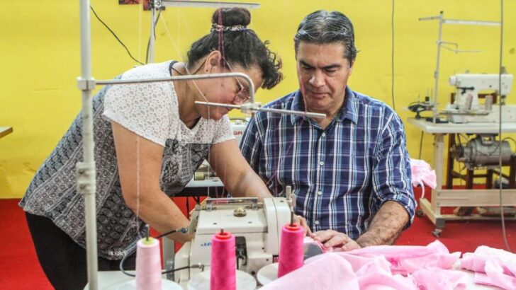 Capitanich visitó una empresa textil en Barranqueras