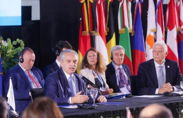 Cumbre Celac UE: Fernández pidió que se respeten la democracia y los procesos electorales en América Latina