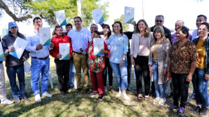Puerto Eva Perón: Capitanich entregó 10 viviendas a familias locales y 14 títulos de propiedad rural