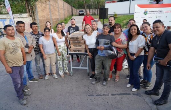 Barranqueras: Magda Ayala entregó indumentaria y bono a los trabajadores municipales 2