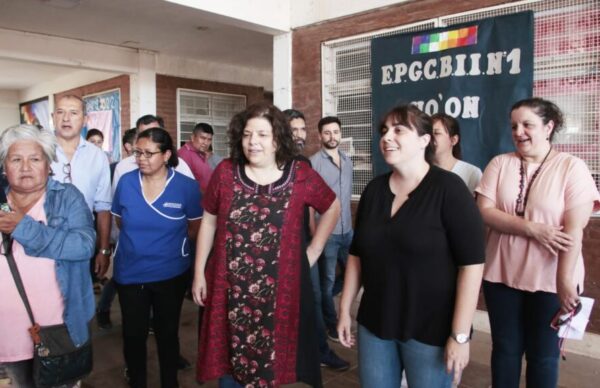 Carla Vizzotti y Carolina Centeno visitaron un operativo de vacunación en el barrio Toba 1