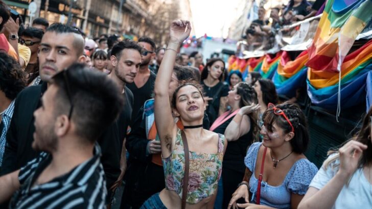 La Plaza de Mayo fue un arcoíris para celebrar la Diversidad