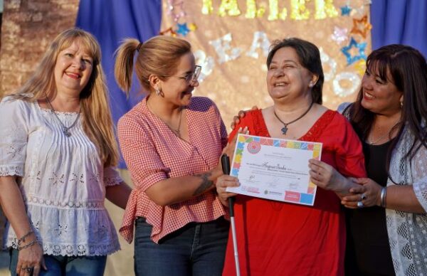 Magda Ayala: "Es una inmensa felicidad y orgullo poder hacer entrega de estos certificados" 2