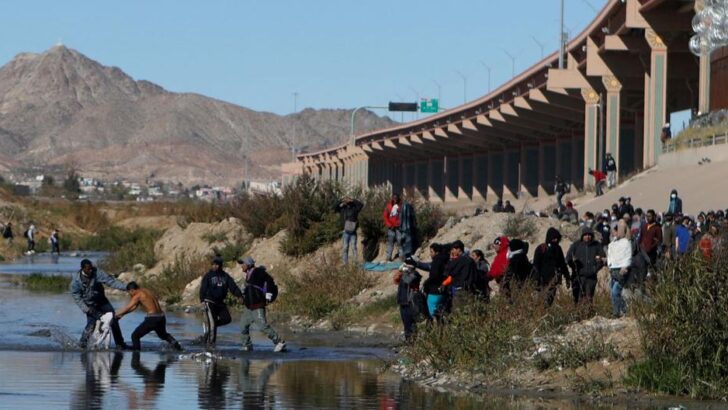 A días de que expire el Título 42: migrantes se agolpan en la frontera entre México y EEUU