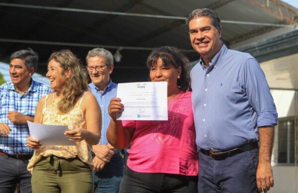 Capitanich habilitó una obra educativa y entregó certificados RUBH en Colonia Tacuarí 1