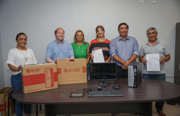 Chapo hizo entrega de nuevos equipos de Centro de Documentación Rápida 2